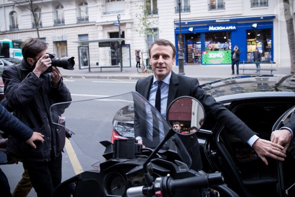 Le candidat à l'élection présidentielle Emmanuel Macron arrive à sa dédicace de son nouveau livre ''Révolution'' à la Fnac des Ternes à Paris, le 24 novembre 2016, le jour de la sortie du livre. © Cyril Moreau/Bestimage