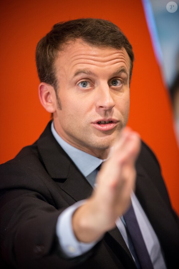 Le candidat à l'élection présidentielle Emmanuel Macron dédicace son nouveau livre ''Révolution'' à la Fnac des Ternes à Paris, le 24 novembre 2016, le jour de la sortie du livre. © Cyril Moreau/Bestimage