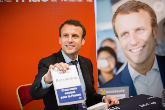 Le candidat à l'élection présidentielle Emmanuel Macron dédicace son nouveau livre ''Révolution'' à la Fnac des Ternes à Paris, le 24 novembre 2016, le jour de la sortie du livre. © Cyril Moreau/Bestimage