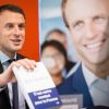 Le candidat à l'élection présidentielle Emmanuel Macron dédicace son nouveau livre ''Révolution'' à la Fnac des Ternes à Paris, le 24 novembre 2016, le jour de la sortie du livre. © Cyril Moreau/Bestimage