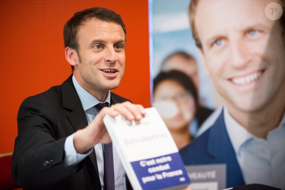 Le candidat à l'élection présidentielle Emmanuel Macron dédicace son nouveau livre ''Révolution'' à la Fnac des Ternes à Paris, le 24 novembre 2016, le jour de la sortie du livre. © Cyril Moreau/Bestimage
