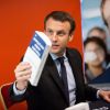 Le candidat à l'élection présidentielle Emmanuel Macron dédicace son nouveau livre ''Révolution'' à la Fnac des Ternes à Paris, le 24 novembre 2016, le jour de la sortie du livre. © Cyril Moreau/Bestimage