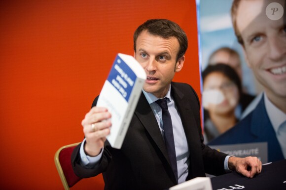 Le candidat à l'élection présidentielle Emmanuel Macron dédicace son nouveau livre ''Révolution'' à la Fnac des Ternes à Paris, le 24 novembre 2016, le jour de la sortie du livre. © Cyril Moreau/Bestimage