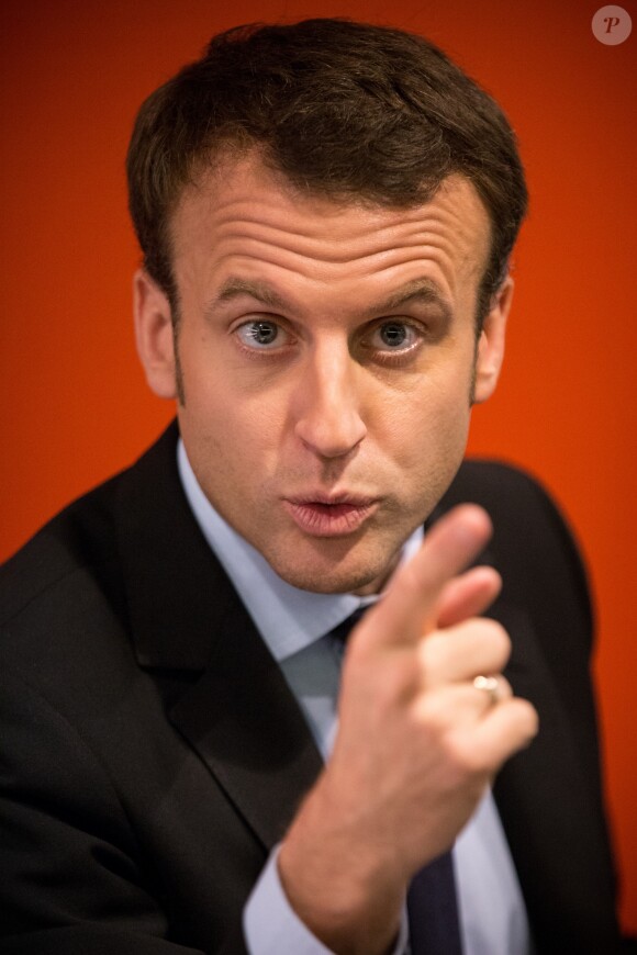 Le candidat à l'élection présidentielle Emmanuel Macron dédicace son nouveau livre ''Révolution'' à la Fnac des Ternes à Paris, le 24 novembre 2016, le jour de la sortie du livre. © Cyril Moreau/Bestimage