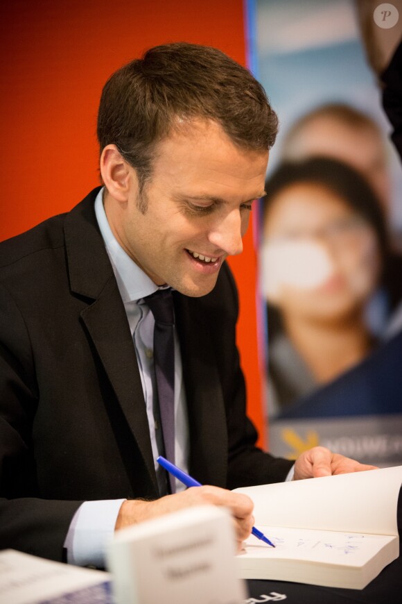 Le candidat à l'élection présidentielle Emmanuel Macron dédicace son nouveau livre ''Révolution'' à la Fnac des Ternes à Paris, le 24 novembre 2016, le jour de la sortie du livre. © Cyril Moreau/Bestimage
