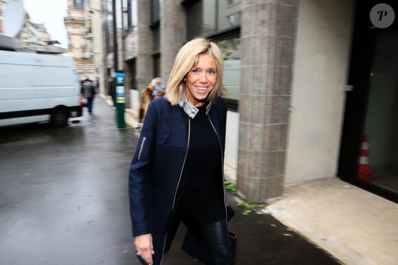 Brigitte Macron (Trogneux) rentre à son domicile à 16h00 après avoir été dans les nouveaux locaux du QG de campagne de son mari Emmanuel Macron à Paris, France, le 16 novembre 2016.