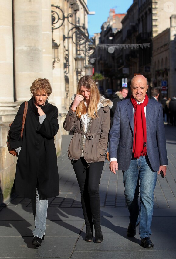 Exclusif - Le maire de Bordeaux et le candidat à la primaire de la droite et du centre pour les élections présidentielles de 2017 (Les Républicains LR), Alain Juppé, sa femme Isabelle et sa fille Clara dans les rues de Bordeaux après leurs votes au deuxième tour de l'élection de la primaire de droite et du centre à Bordeaux, France le 27 novembre 2016. © Bernard-Cottereau-Salinier/Bestimage
