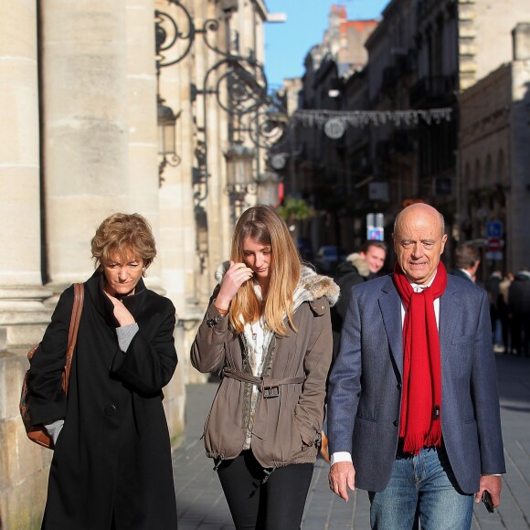 Exclusif - Le maire de Bordeaux et le candidat à la primaire de la droite et du centre pour les élections présidentielles de 2017 (Les Républicains LR), Alain Juppé, sa femme Isabelle et sa fille Clara dans les rues de Bordeaux après leurs votes au deuxième tour de l'élection de la primaire de droite et du centre à Bordeaux, France le 27 novembre 2016. © Bernard-Cottereau-Salinier/Bestimage