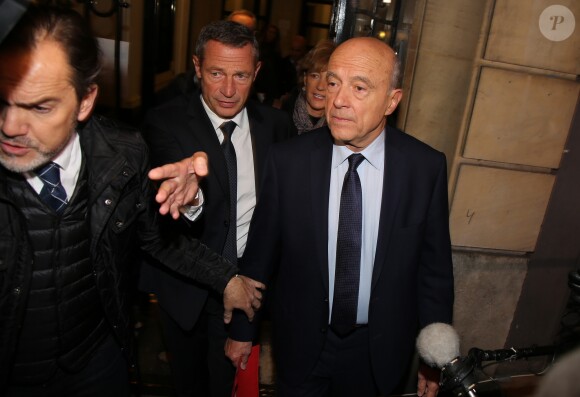 Alain Juppé et sa femme Isabelle - Le maire de Bordeaux et le candidat à la primaire de la droite et du centre pour les élections présidentielles de 2017 (Les Républicains LR), Alain Juppé quitte son QG de campagne après sa défaite à la primaire de droite et du centre à Paris, France, le 27 novembre 2016. © Marc Ausset-Lacroix/Bestimage