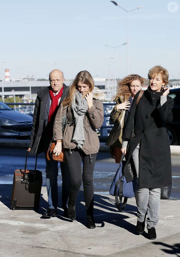 Exclusif - Le maire de Bordeaux et le candidat à la primaire de la droite et du centre pour les élections présidentielles de 2017 (Les Républicains LR), Alain Juppé, sa femme Isabelle et ses filles Clara et Charline arrivent arrivent à l'aéroport de Bordeaux-Mérignac pour se rendre à Paris, à Bordeaux, France le 27 novembre 2016. © Bernard-Cottereau-Salinier/Bestimage