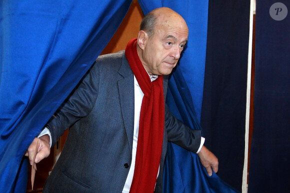 Le maire de Bordeaux et le candidat à la primaire de la droite et du centre pour les élections présidentielles de 2017 (Les Républicains LR), Alain Juppé vote au deuxième tour de l'élection de la primaire de droite et du centre à Bordeaux, France le 27 novembre 2016. © Bernard-Cottereau-Salinier/Bestimage