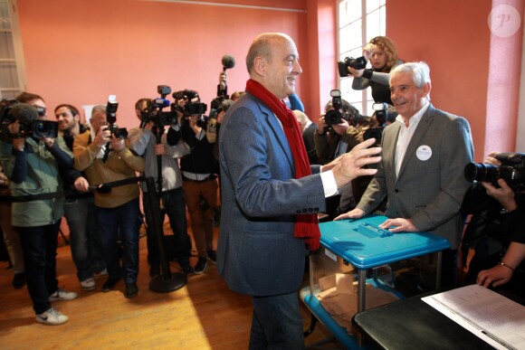Le maire de Bordeaux et le candidat à la primaire de la droite et du centre pour les élections présidentielles de 2017 (Les Républicains LR), Alain Juppé vote au deuxième tour de l'élection de la primaire de droite et du centre à Bordeaux, France le 27 novembre 2016. © Bernard-Cottereau-Salinier/Bestimage