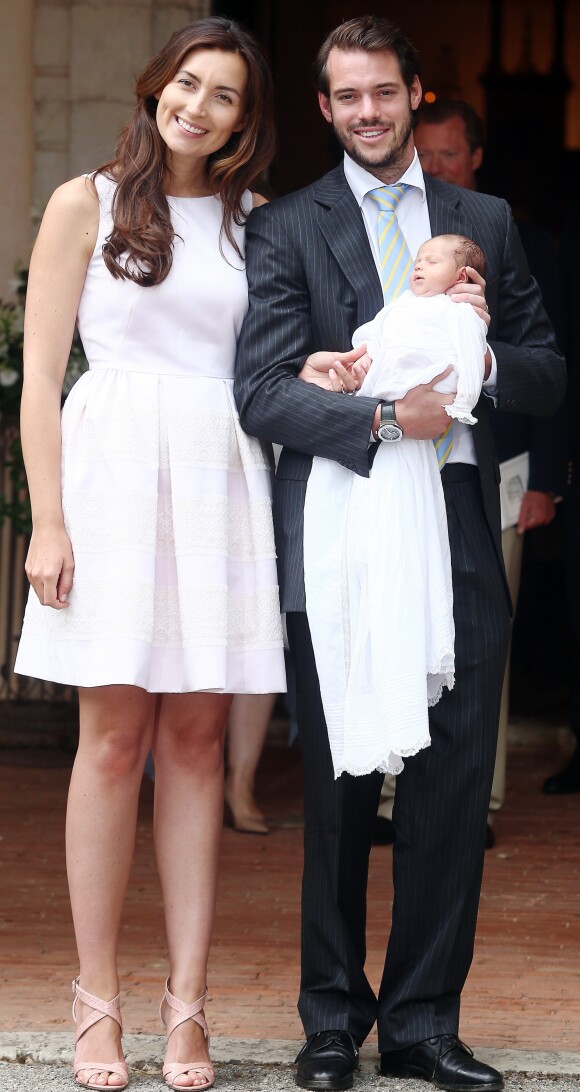 Le prince Félix du Luxembourg, son épouse la princesse Claire et leur fille la princesse Amalia lors de la célébration du baptême de la princesse Amalia de Luxembourg en la chapelle de Saint Ferréol à Lorgues, le 12 juillet 2014.