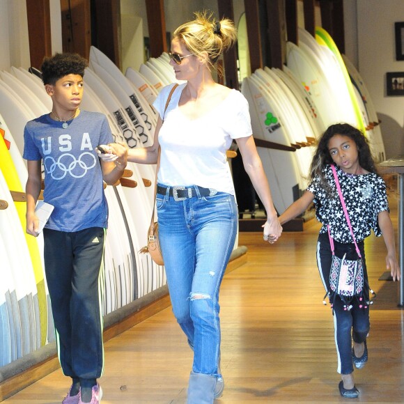 Heidi Klum et ses enfants Leni, Henry, Johan et Lou à West Hollywood. Le 23 novembre 2016.