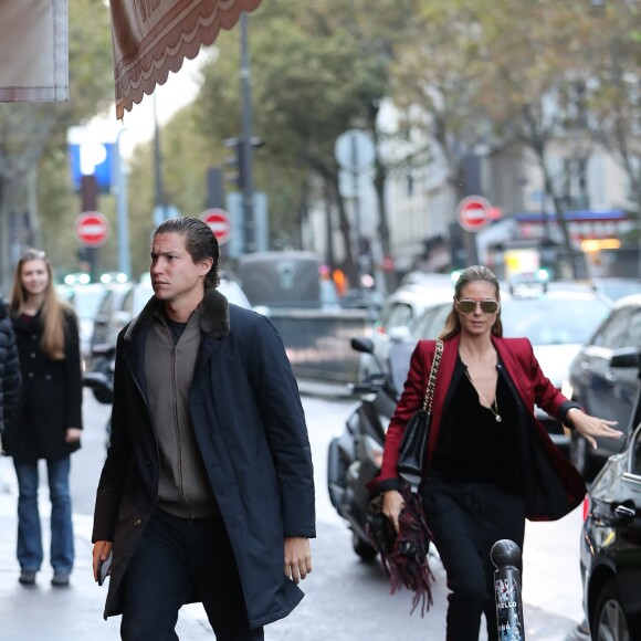 Heidi Klum et son compagnon Vito Schnabel à Paris, le 21 octobre 2016.