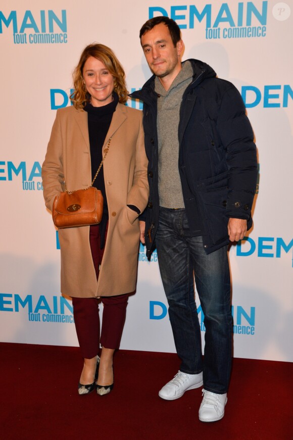 Daniela Lumbroso et un ami - Avant première du film "Demain tout commence" au Grand Rex à Paris le 28 novembre 2016. © Coadic Guirec/Bestimage