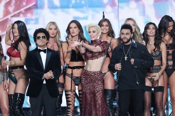 Bruno Mars, Lady Gaga, The Weeknd (Abel Tesfaye), Adriana Lima, Elsa Hosk, Alessandra Ambrosio, Taylor Hill, Martha Hunt, Sara Sampaio, Lais Ribeiro - Défilé Victoria's Secret Paris 2016 au Grand Palais à Paris, le 30 novembre 2016. © Cyril Moreau/Bestimage