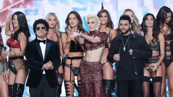 Victoria's Secret 2016 : Lady Gaga fait le show avec les anges à Paris