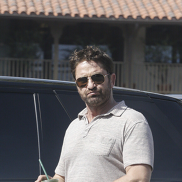 Exclusif - Gerard Butler est allé acheter un café glacé à Malibu le 7 octobre 2016.