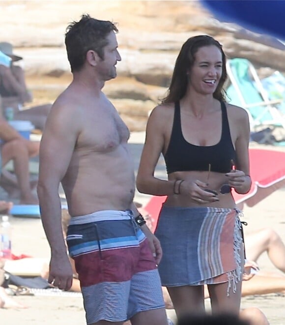 Gerard Butler et sa compagne Morgan Brown profitent de la plage à Malibu. Le 10 octobre 2015 © CPA / Bestimage