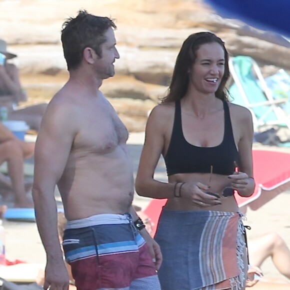 Gerard Butler et sa compagne Morgan Brown profitent de la plage à Malibu. Le 10 octobre 2015 © CPA / Bestimage