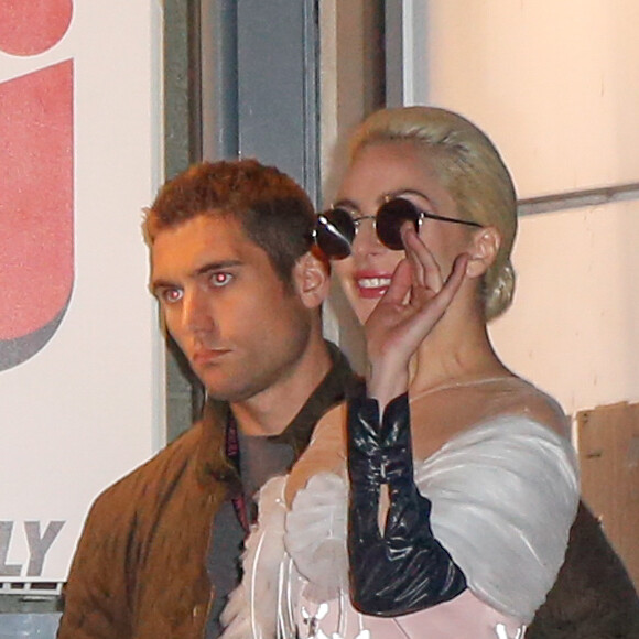 Lady Gaga arrive à la station de radio NRJ à Paris le 29 novembre 2016.