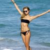 Natasha Poly profite d'une journée ensoleillée avec des amis sur la plage de Miami, le 29 novembre 2016.