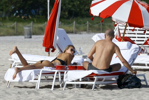 Natasha Poly profite d'une journée ensoleillée avec des amis sur la plage de Miami, le 29 novembre 2016.