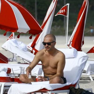 Natasha Poly profite d'une journée ensoleillée avec des amis sur la plage de Miami, le 29 novembre 2016.