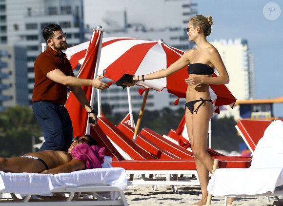 Natasha Poly profite d'une journée ensoleillée avec des amis sur la plage de Miami, le 29 novembre 2016.