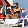 Natasha Poly profite d'une journée ensoleillée avec des amis sur la plage de Miami, le 29 novembre 2016.