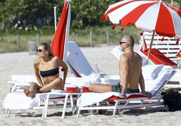 Natasha Poly profite d'une journée ensoleillée avec des amis sur la plage de Miami, le 29 novembre 2016.