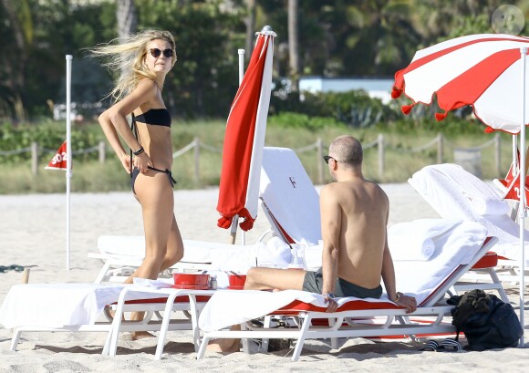 Natasha Poly profite d'une journée ensoleillée avec des amis sur la plage de Miami, le 29 novembre 2016.