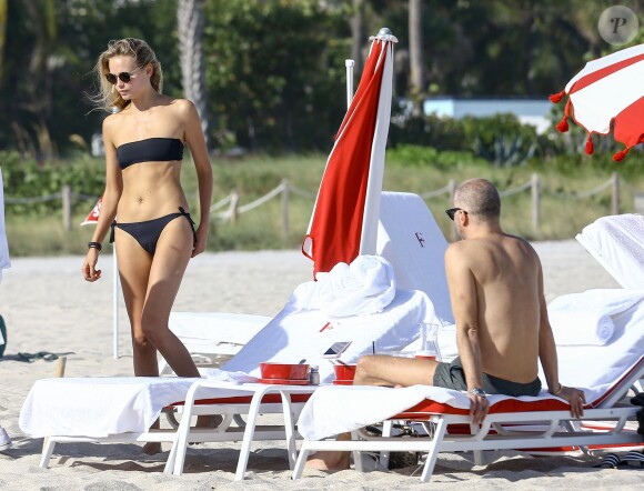 Natasha Poly profite d'une journée ensoleillée avec des amis sur la plage de Miami, le 29 novembre 2016.