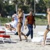 Natasha Poly profite d'une journée ensoleillée avec des amis sur la plage de Miami, le 29 novembre 2016.