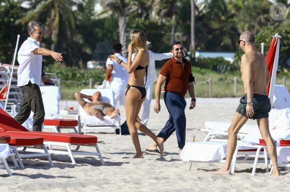Natasha Poly profite d'une journée ensoleillée avec des amis sur la plage de Miami, le 29 novembre 2016.