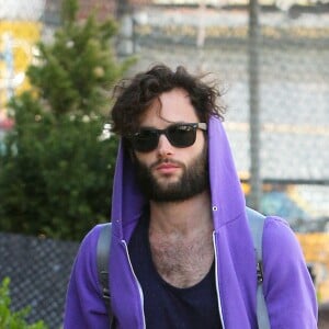 Penn Badgley ("Gossip Girl") arbore un nouveau look dans les rues de New York. Il porte un manuscrit dans la main gauche. Le 5 mai 2014.