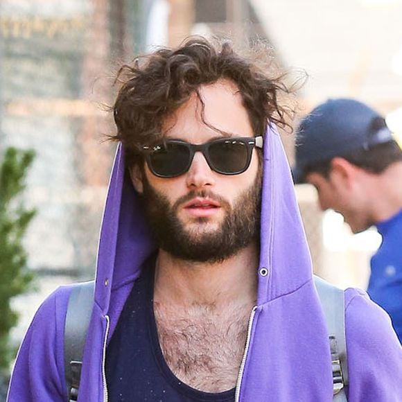 Penn Badgley ("Gossip Girl") arbore un nouveau look dans les rues de New York. Il porte un manuscrit dans la main gauche. Le 5 mai 2014