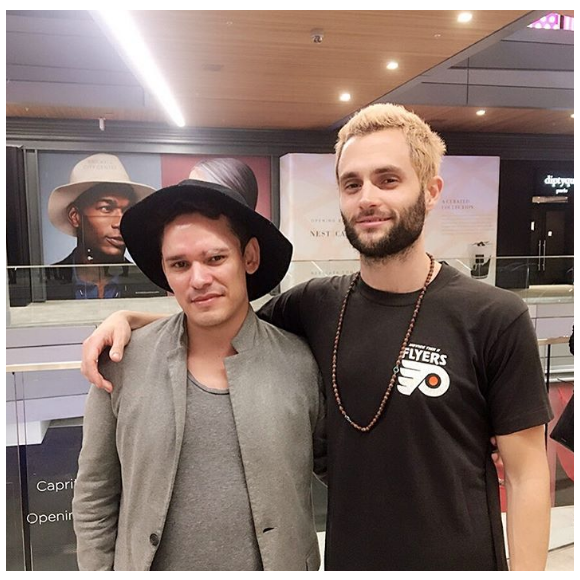 Penn Badgley pose avec un fan lors du Art Basel Festival à Miami, photo publiée sur Instagram le 29 novembre 2016