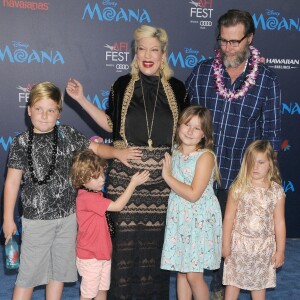 Tori Spelling enceinte avec son mari Dean McDermott et ses enfants Stella Doreen, Hattie Margaret, Liam Aaron et Finn Davey McDermott - Première du film "Moana" à Los Angeles le 14 novembre 2016.