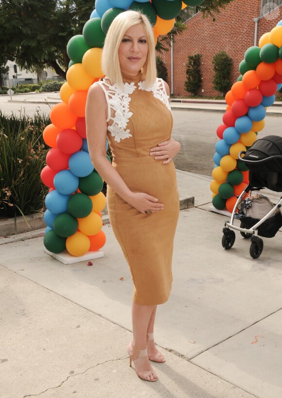 Tori Spelling enceinte de son cinquième enfant à la 27ème journée caritative Elizabeth Glaser Pediatric AIDs Foundation 'A Time For Heroes' à Culver City le 23 octobre 2016.