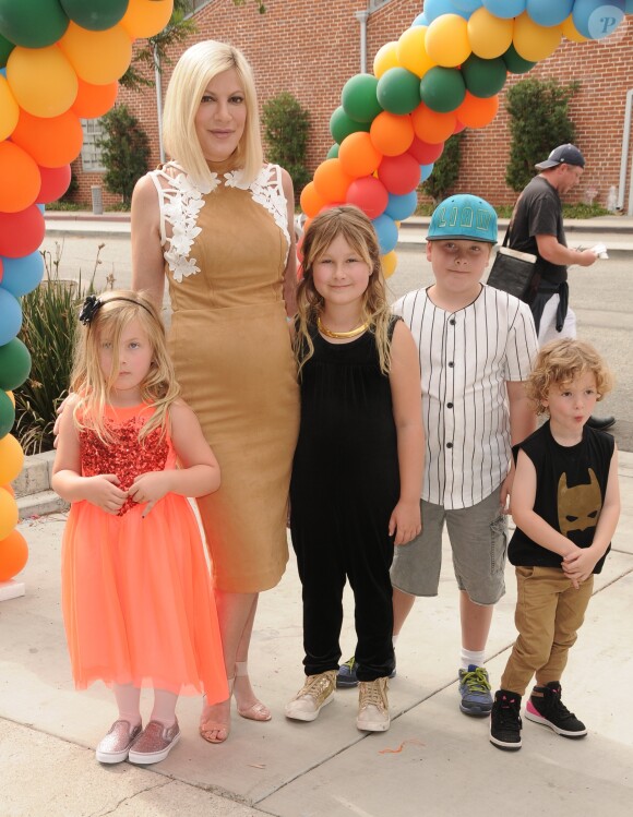 Tori Spelling enceinte avec ses enfants Liam, Stella, Hattie et Finn à la 27ème journée caritative Elizabeth Glaser Pediatric AIDs Foundation 'A Time For Heroes' à Culver City le 23 octobre 2016.
