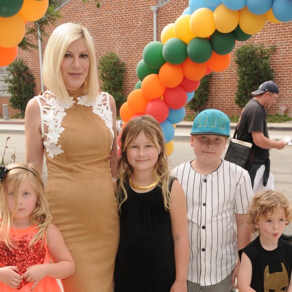 Tori Spelling enceinte avec ses enfants Liam, Stella, Hattie et Finn à la 27ème journée caritative Elizabeth Glaser Pediatric AIDs Foundation 'A Time For Heroes' à Culver City le 23 octobre 2016.