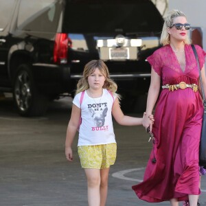 Tori Spelling, enceinte, de sortie avec ses enfants au centre commercia Westfield Mall, à Los Angeles, le 3 novembre 2016.