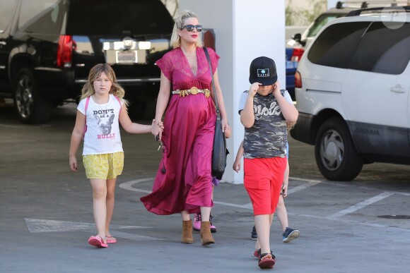 Tori Spelling, enceinte, de sortie avec ses enfants au centre commercia Westfield Mall, à Los Angeles, le 3 novembre 2016.