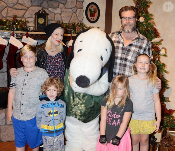 Tori Spelling, son mari Dean McDermott, et leurs quatre enfants chez Knott's Merry Farm, à Los Angeles, le 19 novembre 2016.