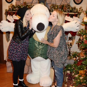 Tori Spelling et Jennie Garth chez Knott's Merry Farm, à Los Angeles, le 19 novembre 2016.