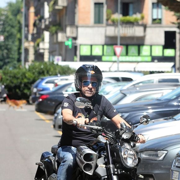 Réunion de famille pour Eros Ramazzotti, sa femme Marica Pellegrinelli et leurs enfants Aurora et Gabrio Tullio pour fêter l'anniversaire du père de Eros à Milan. L'anniversaire s'est passé au restaurant Ribot. Le 27 juin 2016