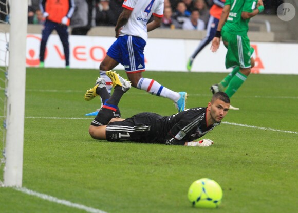 Anthony Lopes durant le match de ligue 1 opposant l'Olympique Lyonnais à l'AS Saint-Etienne au stade Gerland le 28 avril 2013.