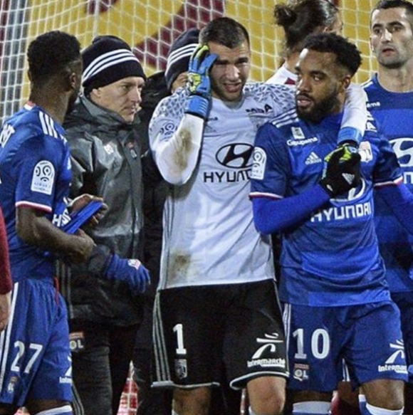 Anthony Lopes blessé par des jets de pétards lors du match Metz-Lyon, au stade Saint-Symphorien, le 3 décembre 2016.